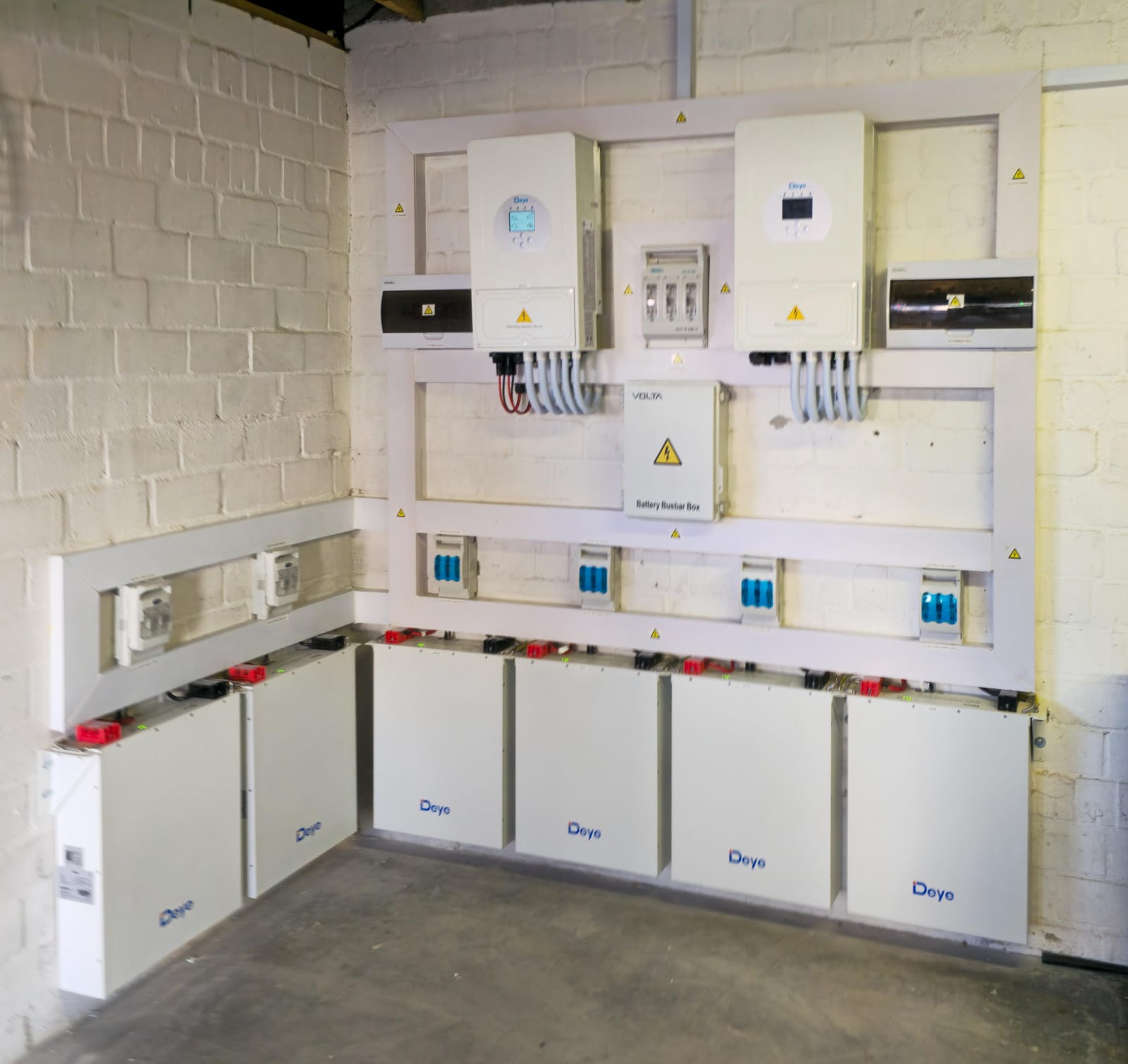 Large dual-inverter and battery installation