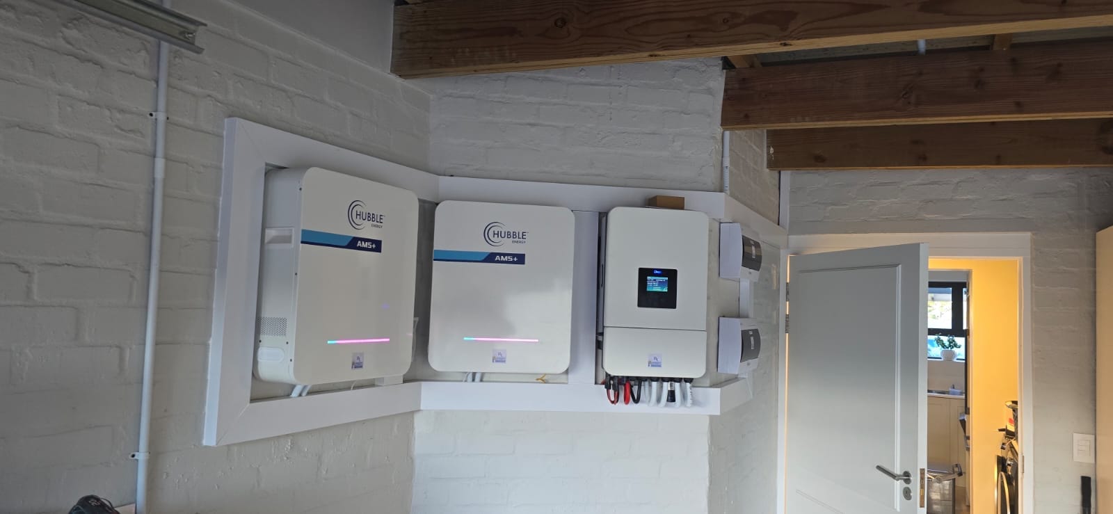 Hubble battery and inverter installation